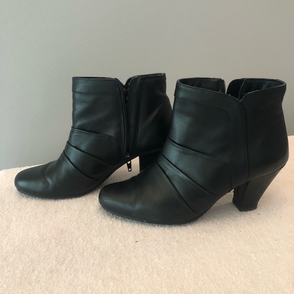 Denver Hayes black leather booties. - Picture 2 of 11